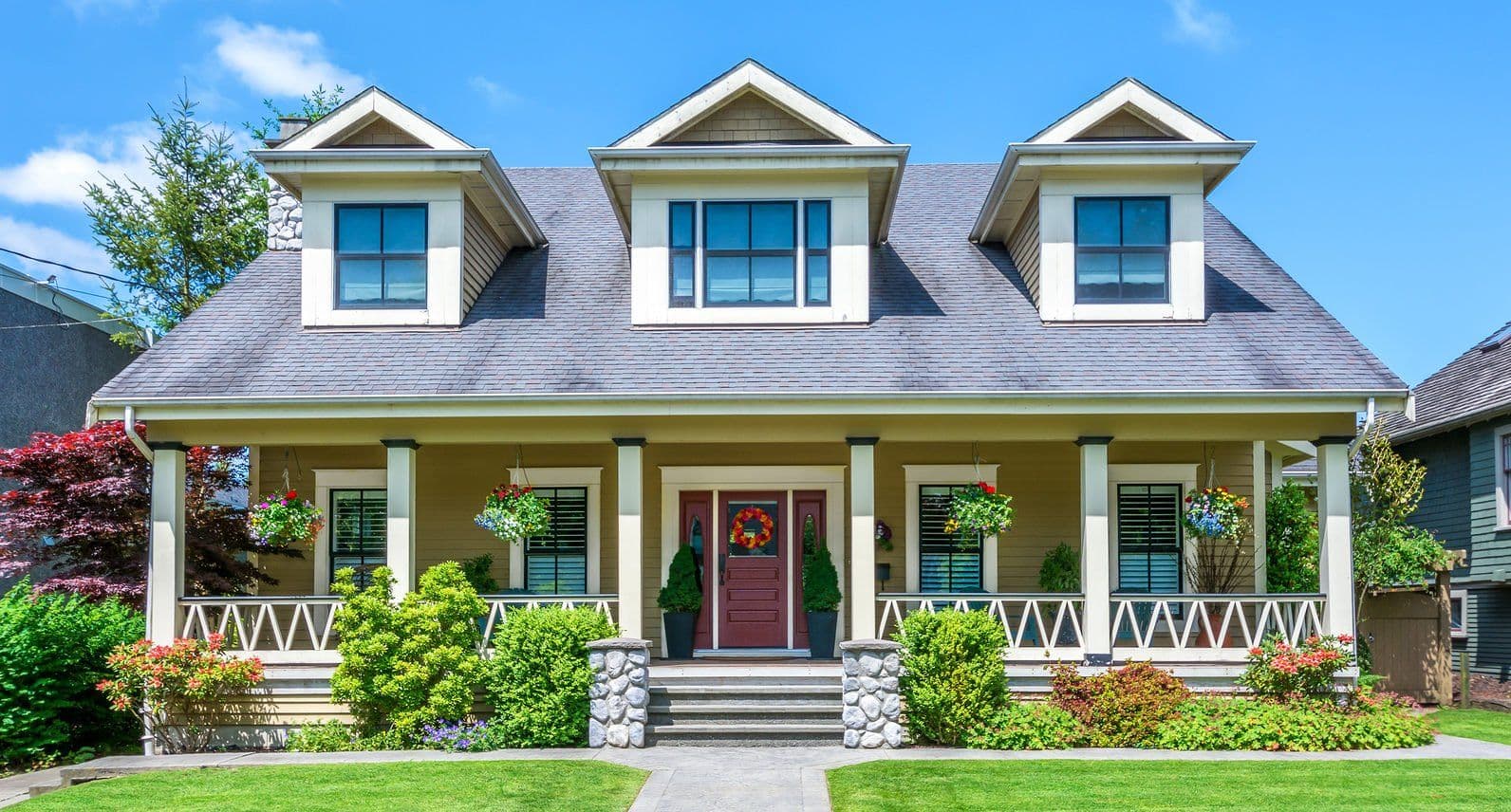 siding-Luxury-house-on-a-sunny-day